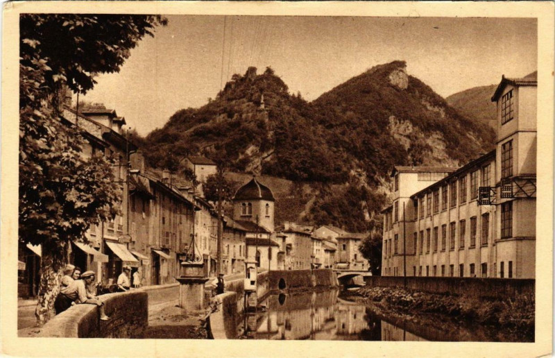 Carte postale ancienne Saint-Rambert-en-Bugey L'Albarine et l'Eglise à Saint-Rambert-en-Bugey