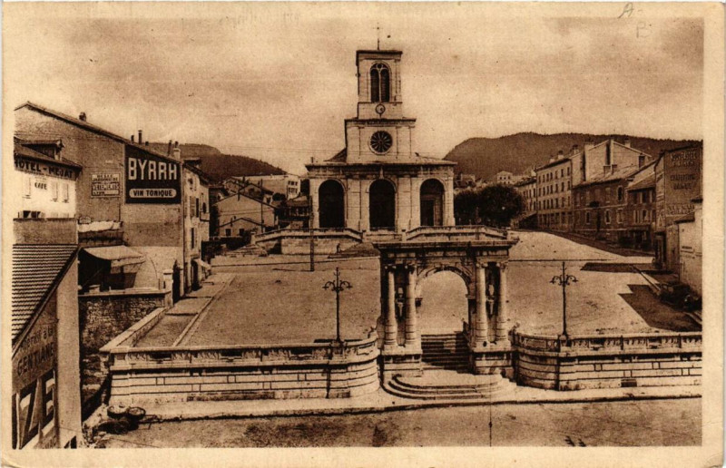 Carte postale ancienne Oyonnax L'Eglise et la Porte Monumentale à Oyonnax