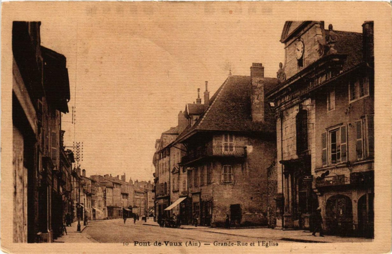 Carte postale ancienne Pont-de-Vaux Grande Rue et l'Eglise à Pont-de-Vaux