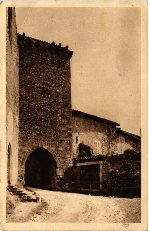 Carte postale ancienne Vues de L'Ain Perouges Porte principale et porche de l'Eglise à Pérouges