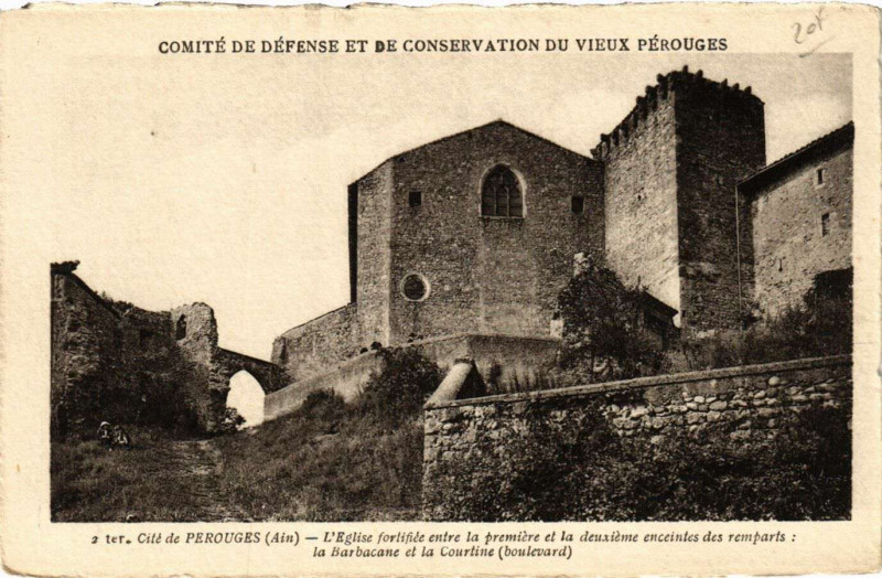 Carte postale ancienne Cité de Perouges - L'Eglise firtifée entre la premiere et la à Pérouges