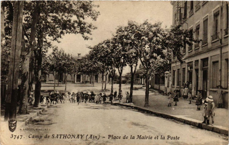 Carte postale ancienne Camp de Sathonay Place de la Mairie et la Poste