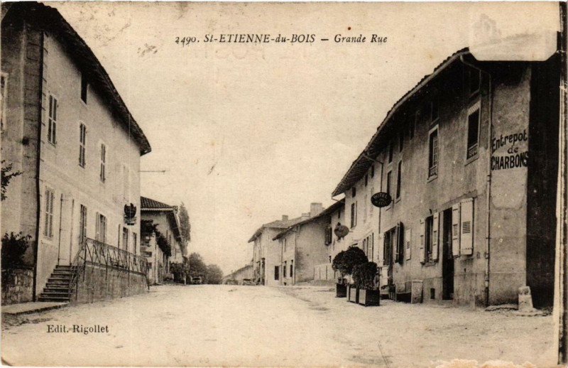 Carte postale ancienne Saint-Etienne-du-Bois Grande Rue à Saint-Étienne-du-Bois