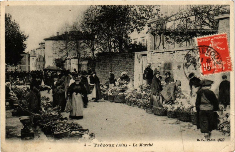 Carte postale ancienne Trevoux Le Marché à Trévoux