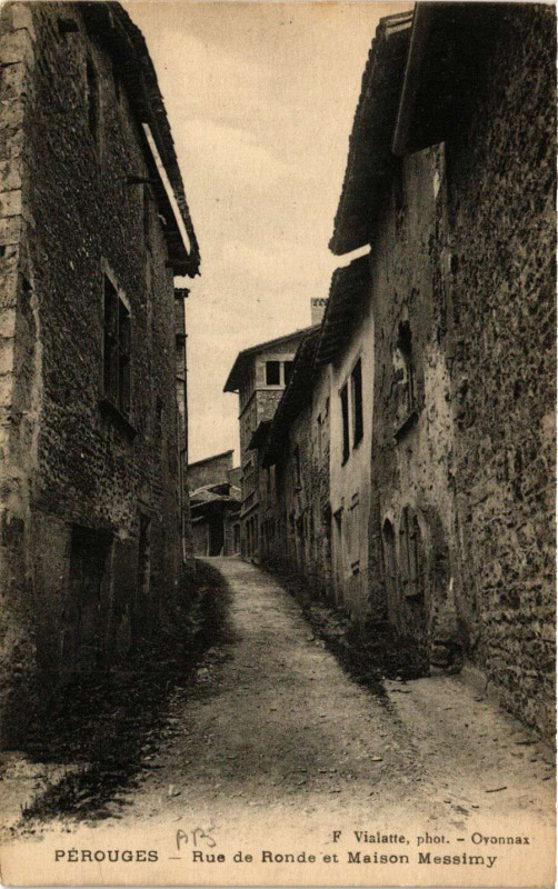 Carte postale ancienne Perouges - Rue de Ronde et Maison Messimy à Pérouges