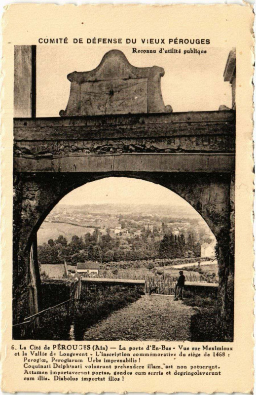 Carte postale ancienne La Cité de Perouges - La porte d'en-Bas - Vue sur Maximieux. à Pérouges
