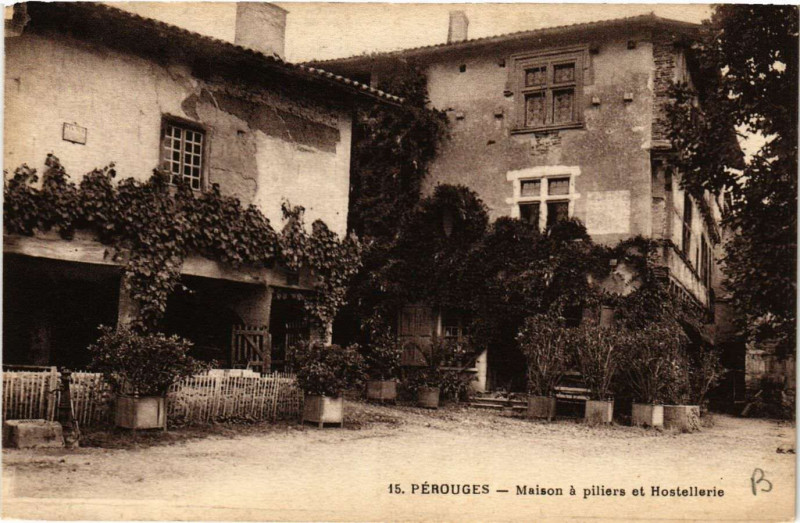 Carte postale ancienne Perouges - Maison a piliers et Hostellerie à Pérouges