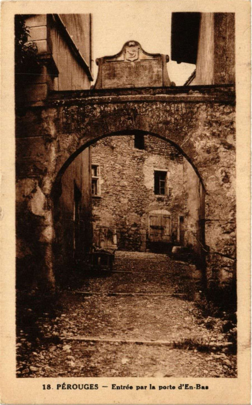 Carte postale ancienne Perouges - Entrée par la porte d'En-Bas à Pérouges