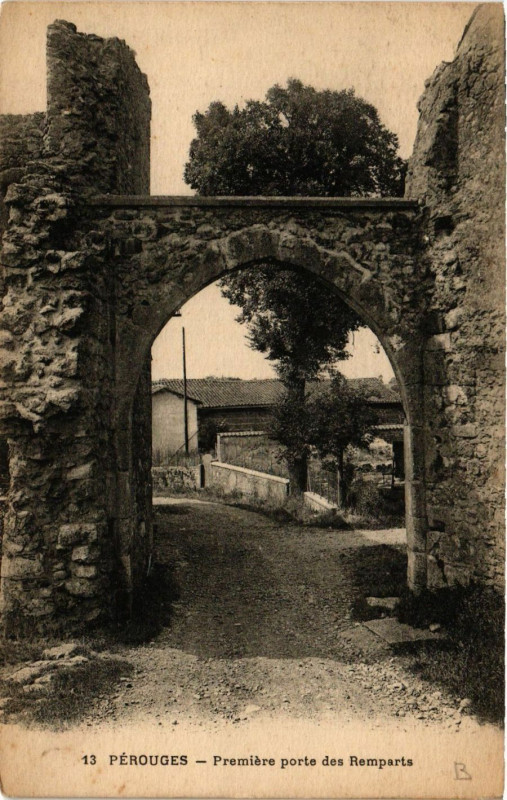 Carte postale ancienne Perouges - Premiere porte des Remparts à Pérouges