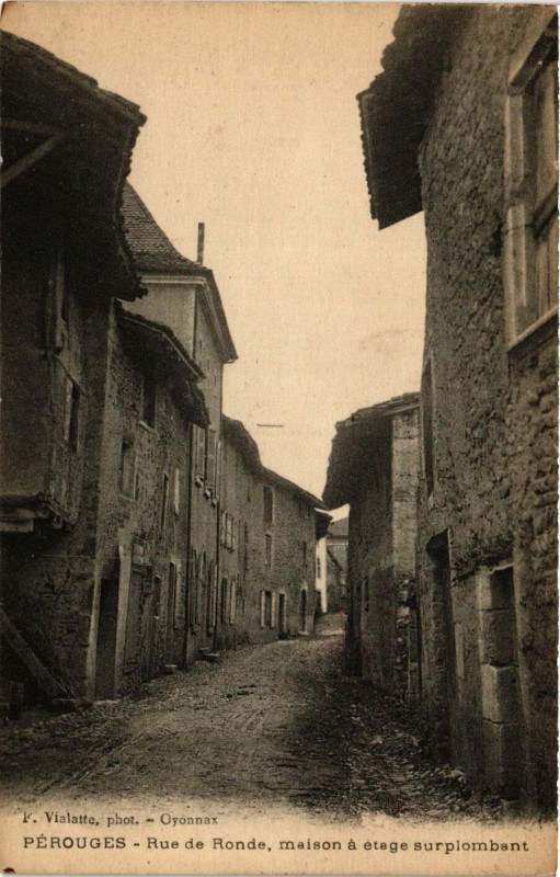 Carte postale ancienne Perouges - Rue de Ronde maison a stage surplombant à Pérouges