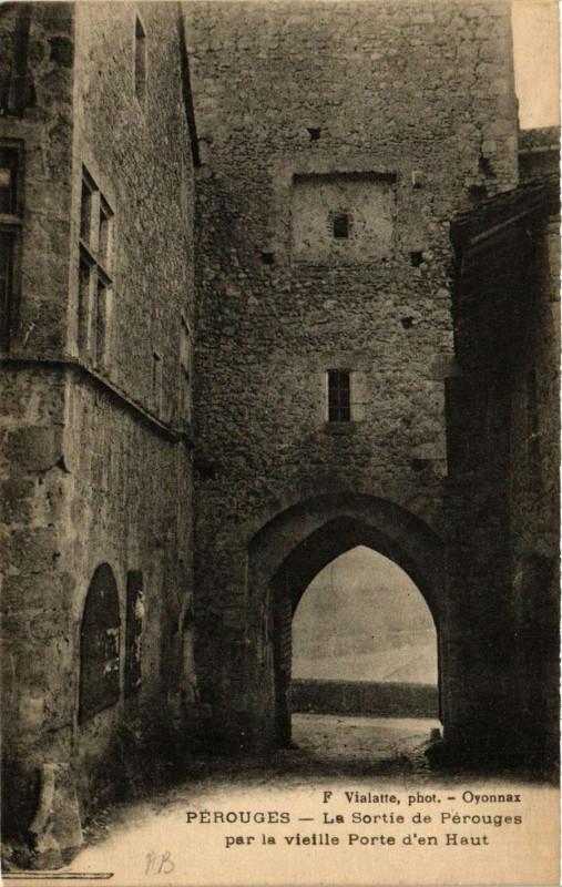 Carte postale ancienne Perouges - La Sortie de Perouges par la vieille Porte d'en Haut à Pérouges