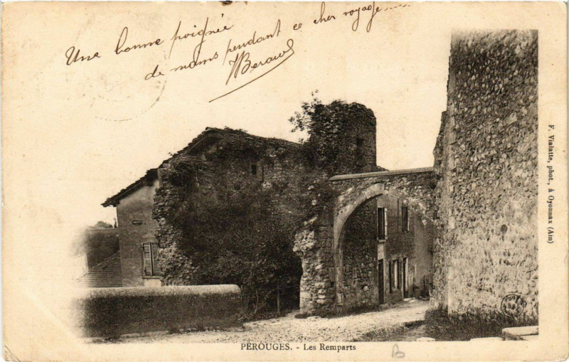 Carte postale ancienne Perouges - Les Remparts à Pérouges