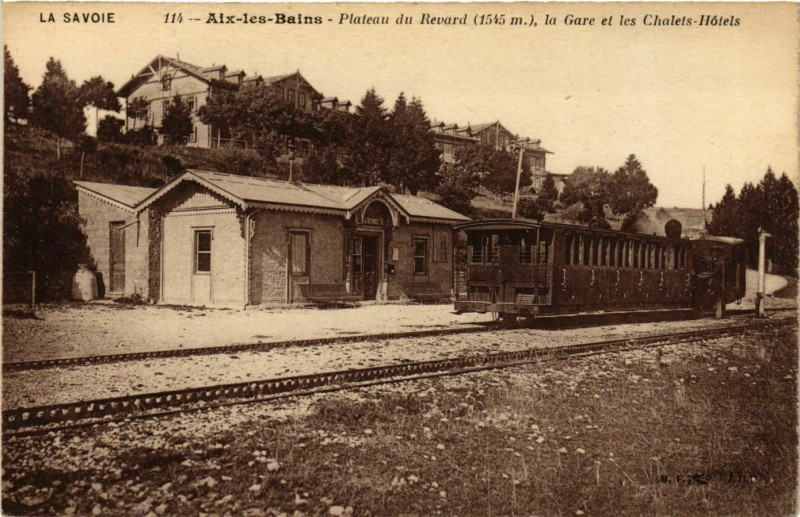 Carte postale ancienne Aix-les-Bains - Plateau du Revard la Gare et les Chalets Hotels à Aix-les-Bains