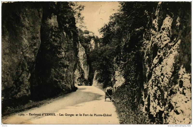 Carte postale ancienne Env. d'Yenne Les Gorges et le Fort de Pierre Chatel à Yenne