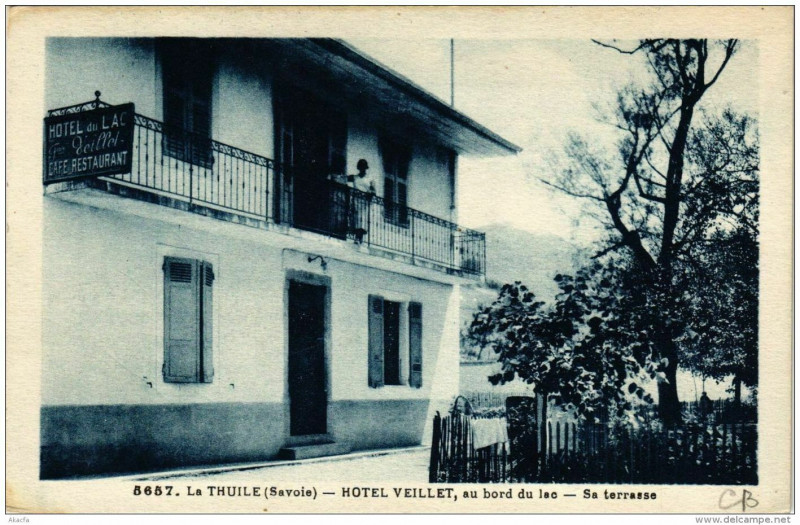 Carte postale ancienne La Thuile Hotel Veillet au bord du lac Sa terrasse à La Thuile