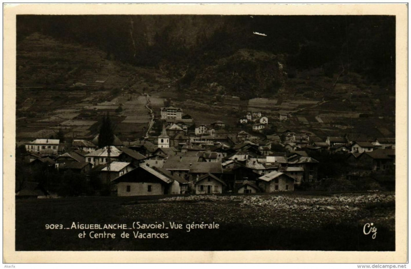 Carte postale ancienne Aigueblanche Vue generale et Centre de Vacances