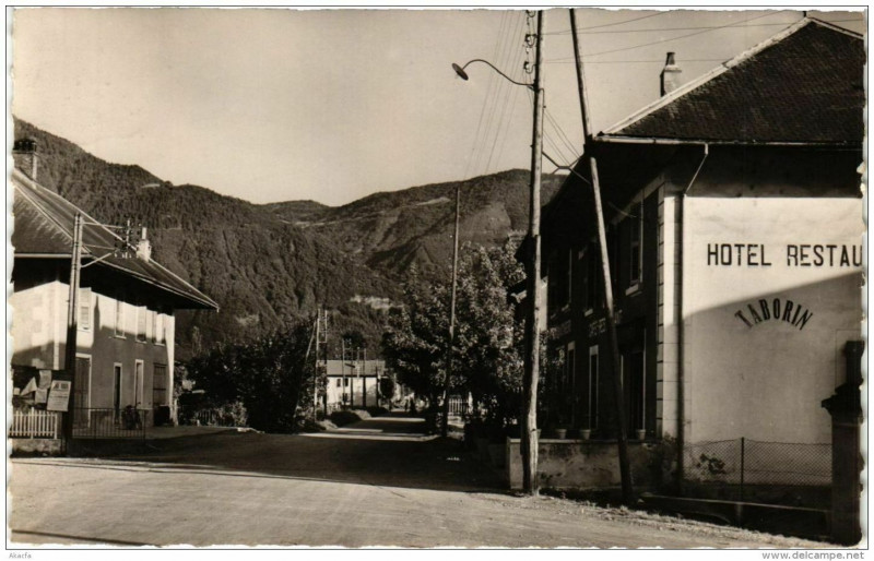 Carte postale ancienne Chamousset Rue de la Gare à Chamousset