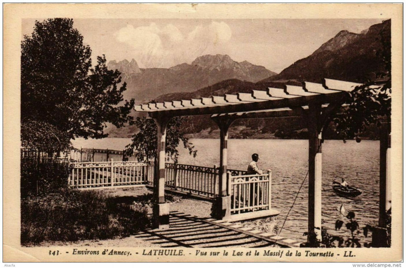 Carte postale ancienne La Thuile Vue sur le Lac et le Massif de la Tournette à La Thuile