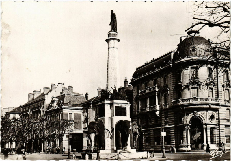 Carte postale ancienne Chambery - Fontaine des Eléphants Statue du Général de Bolgne à Chambéry