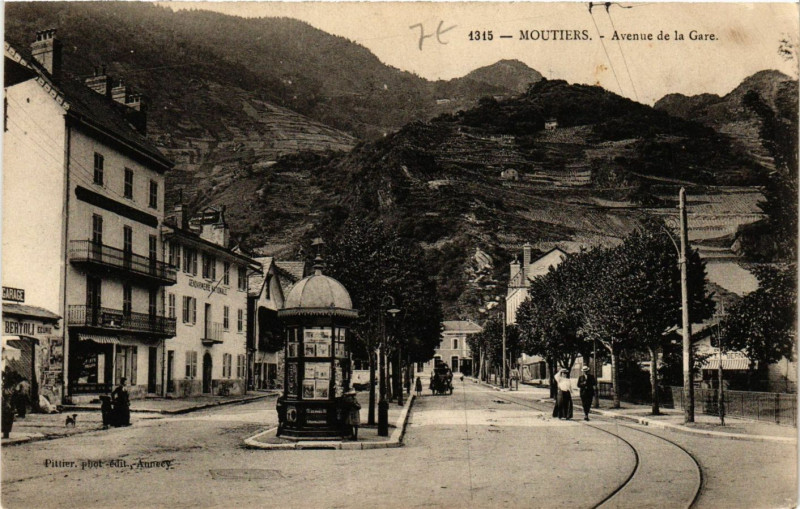 Carte postale ancienne Moutiers - Avenue de la Gare à Moûtiers