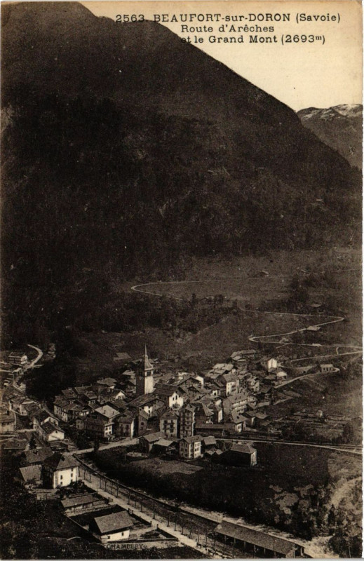 Carte postale ancienne Beaufort-sur-Doron - Route d'Areches et le Grand Mont à Beaufort