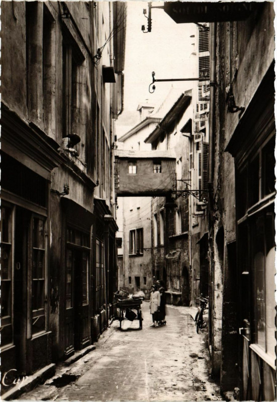Carte postale ancienne Chambery - Rue basse du Chateau à Chambéry