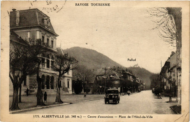 Carte postale ancienne Albertville - Place de l'Hotel de Ville à Albertville