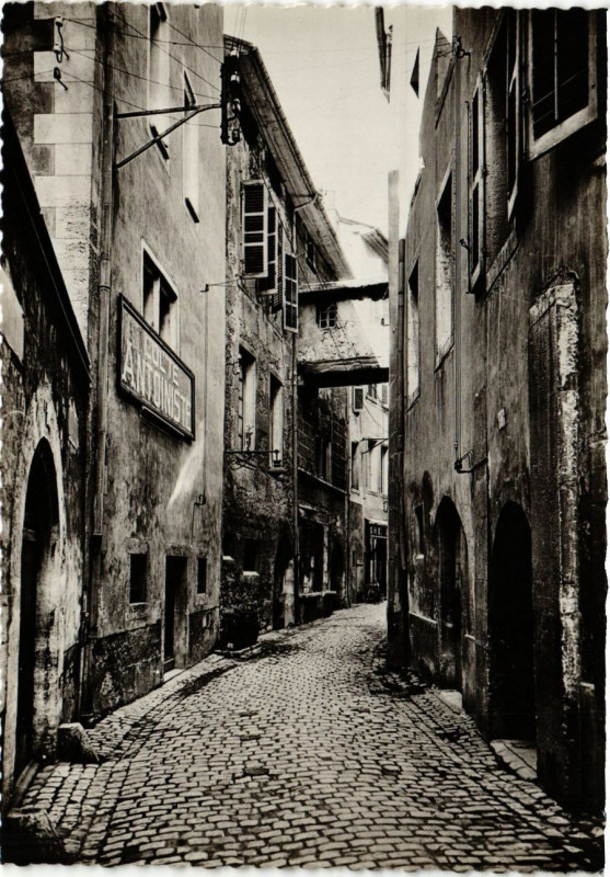 Carte postale ancienne Chambery - Rue basse du Chateau à Chambéry