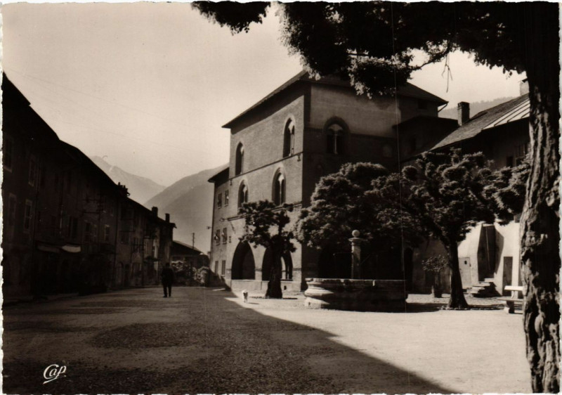 Carte postale ancienne Albertville - La Place de la Maison Rouge et la Vieille Fontaine à Albertville
