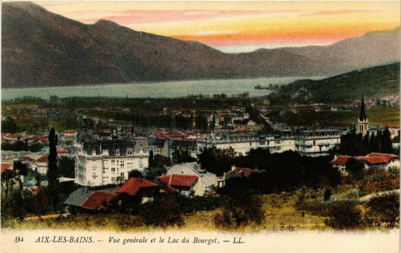 Carte postale ancienne Aix-les-Bains - Vue générale et le Lac du Bourget à Aix-les-Bains