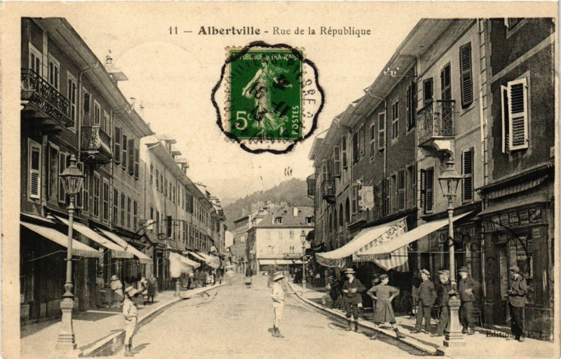 Carte postale ancienne Albertville - Rue de la République à Albertville