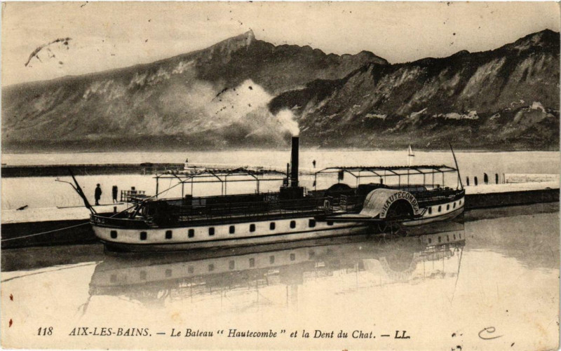 Carte postale ancienne Aix-les-Bains Le Bateau Hautecombe et la Dent du Chat à Aix-les-Bains