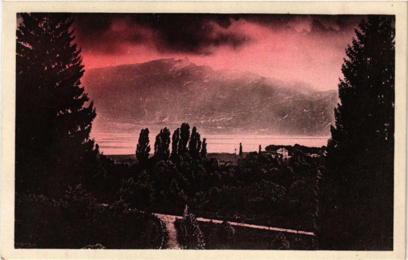 Carte postale ancienne Aix-les-Bains Le Lac du Bourget et la Dent du Chat à Aix-les-Bains