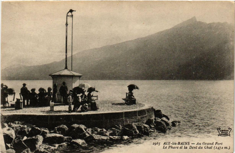 Carte postale ancienne Aix-les-Bains Au Grand Port Le Phare et la Dent du Chat à Aix-les-Bains
