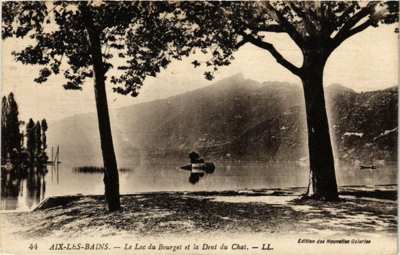 Carte postale ancienne Aix-les-Bains Le Lac du Bourget et la Dent du Chat à Aix-les-Bains