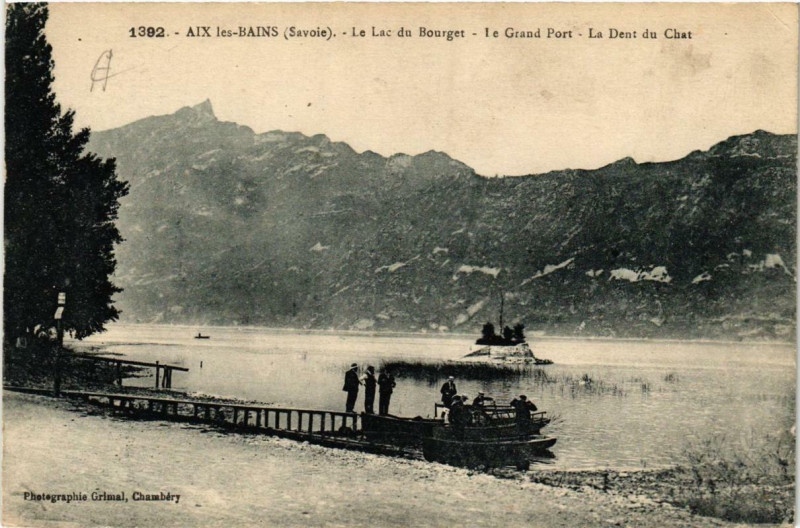 Carte postale ancienne Aix-les-Bains Le Lac du Bourget Le Grand Port La Dent du Chat à Aix-les-Bains