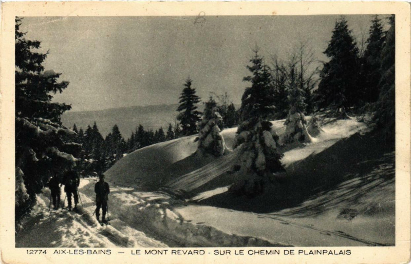 Carte postale ancienne Aix-les-Bains Le Mont Revard sur le chemin de plainpalais à Aix-les-Bains