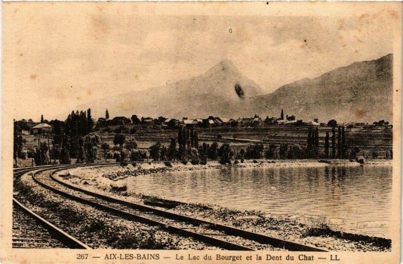 Carte postale ancienne Aix-les-Bains Le Lac du Bourget et la Dent du Chat à Aix-les-Bains