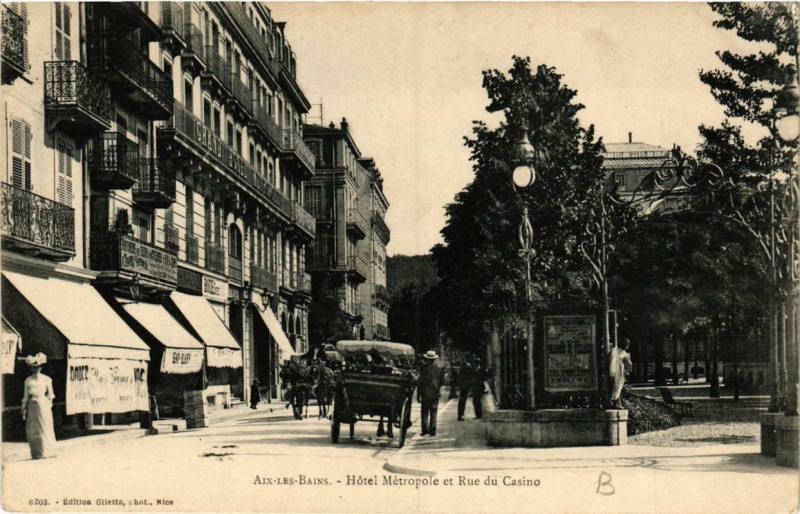 Carte postale ancienne Aix-les-Bains Hotel Métropole et Rue du Casino à Aix-les-Bains
