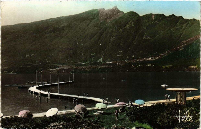 Carte postale ancienne Aix-les-Bains La Plage et la Dent du Chat à Aix-les-Bains