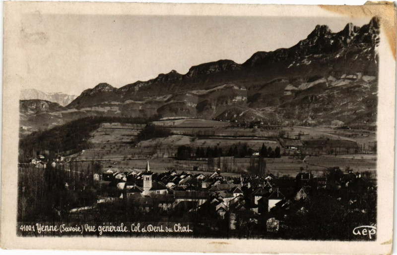 Carte postale ancienne Yenne - Vue générale. Col et Dent du Chat à Yenne