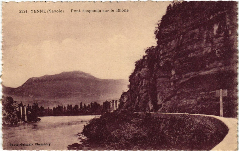 Carte postale ancienne Yenne - Pont suspendu sur le Rhone à Yenne