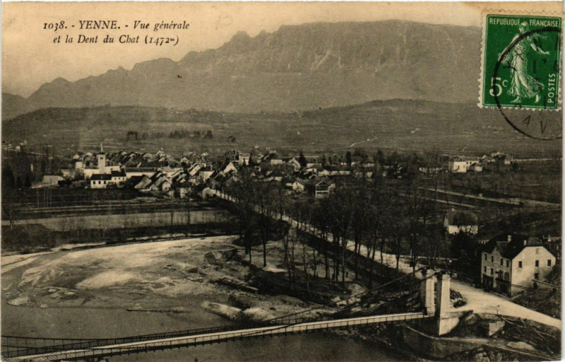 Carte postale ancienne Yenne - Vue générale et la Dent du Chat (1472 m) à Yenne