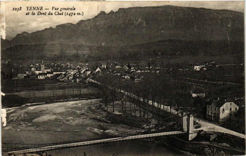 Carte postale ancienne Yenne - Vue générale et la Dent du Chat (1472 m) à Yenne