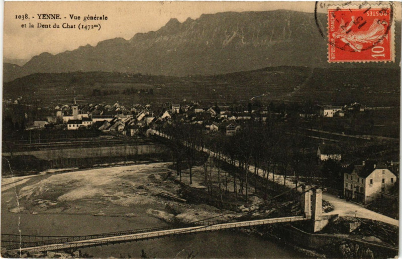 Carte postale ancienne Yenne - Vue générale et la Dent du Chat (1472 m) à Yenne