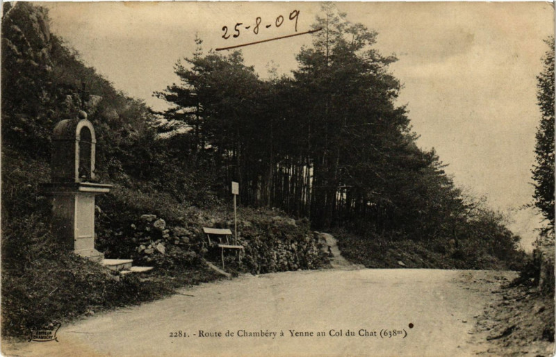 Carte postale ancienne Route de Chambery a Yenne au Col du Chat à Chambéry
