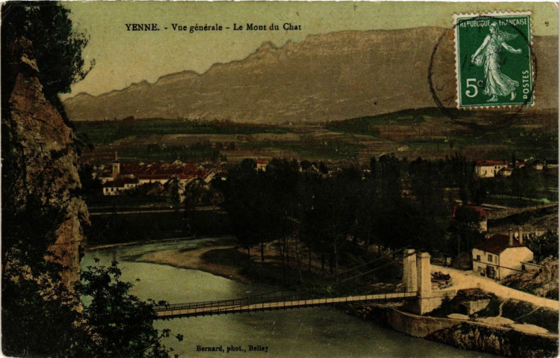 Carte postale ancienne Yenne - Vue générale - Le Mont du Chat à Yenne