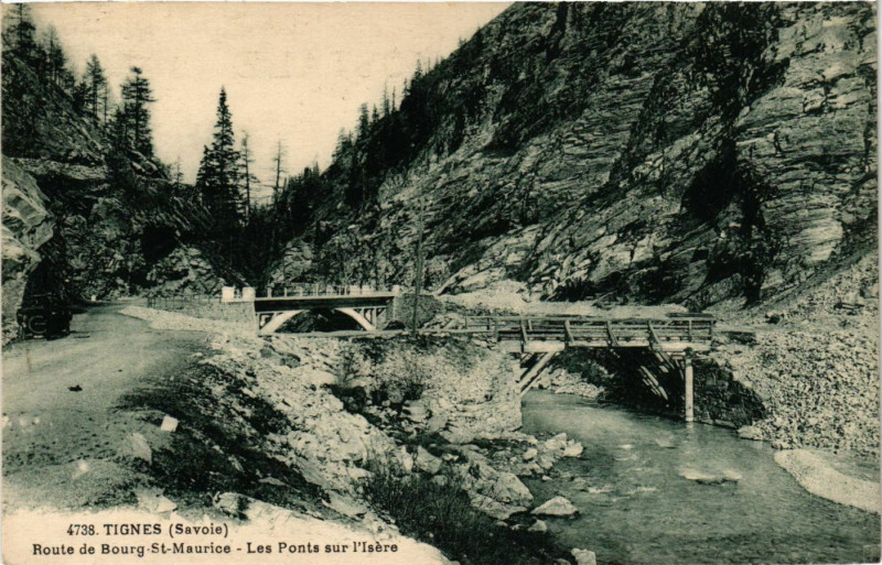 Carte postale ancienne Tignes - Route de Bourg Saint-Maurice - Les Ponts sur l'Isere à Tignes