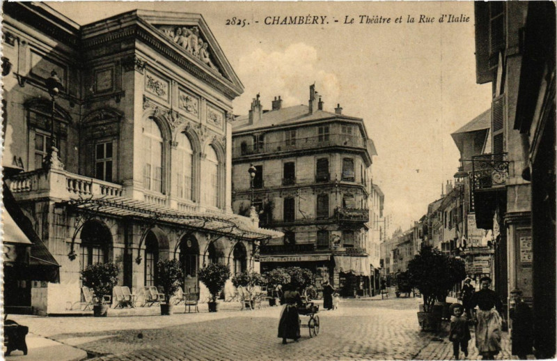 Carte postale ancienne Chambery - Le Théatre et la Rue d'Italie à Chambéry
