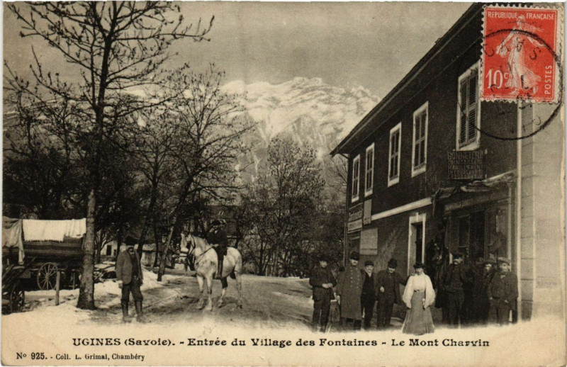 Carte postale ancienne Ugines - Entrée du Village des Fontaines - Le Mont Charvin à Ugine